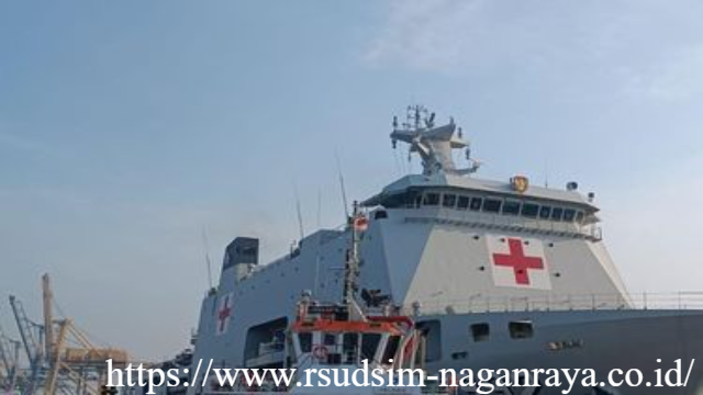 TNI AL Siap Kirim Kapal Rumah Sakit ke Gaza: Misi Kemanusiaan dan Dukungan Global - Tentara Nasional Indonesia Angkatan Laut (TNI AL) menegaskan kesiapan penuh untuk mendukung misi kemanusiaan di Gaza, Palestina. Dalam pernyataan resmi, Kepala Staf Angkatan Laut (KSAL) Laksamana Muhammad Ali menyebut bahwa TNI AL akan menyiagakan kapal rumah sakit beserta personel Marinir yang memiliki keahlian di bidang kesehatan tempur dan konstruksi lapangan. Langkah ini menjadi bagian dari kontribusi besar Indonesia dalam membantu warga sipil yang terdampak konflik berkepanjangan di Gaza.